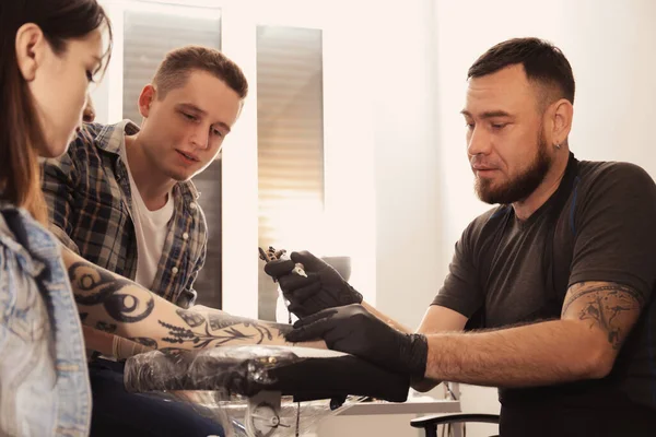 Professionale Maestro Tatuaggio Insegnamento Giovane Specialista Salone Concetto Stage — Foto Stock