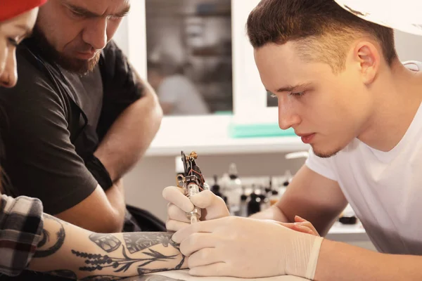 Profesjonalny Mistrz Tatuażu Uczy Młodego Specjalistę Salonie Koncepcja Stażu — Zdjęcie stockowe