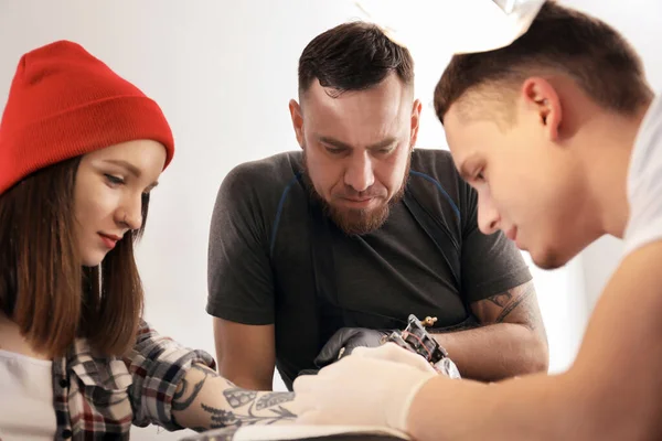 Professionale Maestro Tatuaggio Insegnamento Giovane Specialista Salone Concetto Stage — Foto Stock