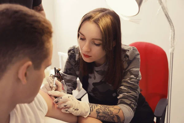 Praktykant Robi Tatuaż Salonie Koncepcja Stażu — Zdjęcie stockowe
