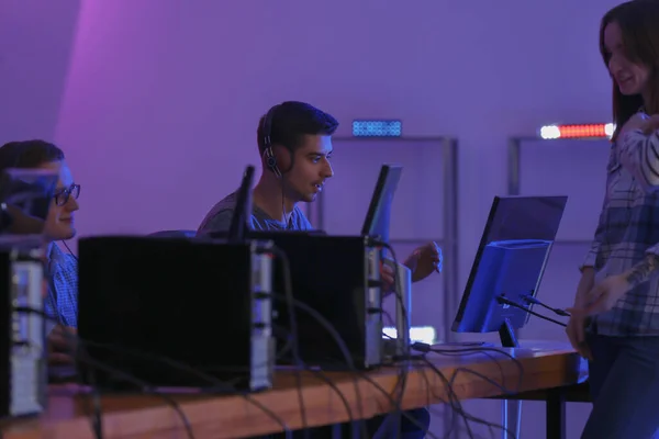 Jovens Jogando Videogames Torneio — Fotografia de Stock