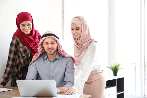 オフィスの同僚とイスラム教徒のビジネスマン — ストック写真
