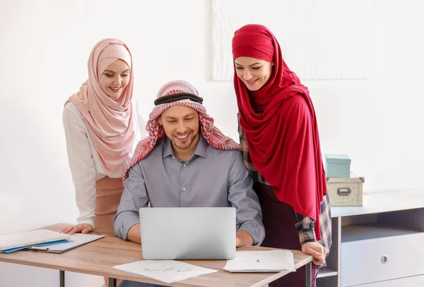 オフィスの同僚とイスラム教徒のビジネスマン — ストック写真