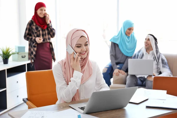 Muslim Businesswoman Traditional Clothes Talking Phone Workplace — Stock Photo, Image