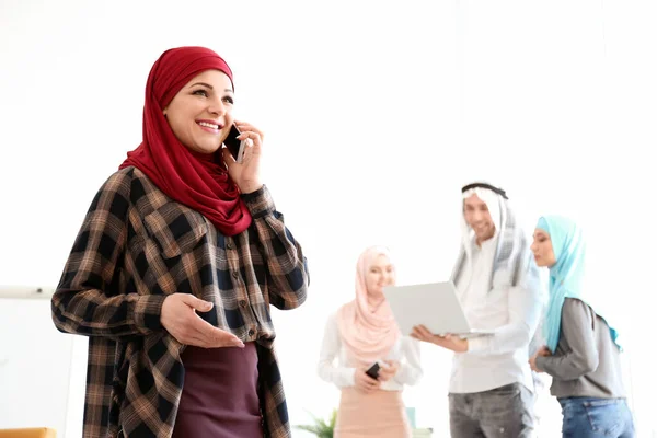 Geleneksel Giysiler Içindeki Müslüman Kadını Yerinde Telefonla Konuşuyor — Stok fotoğraf