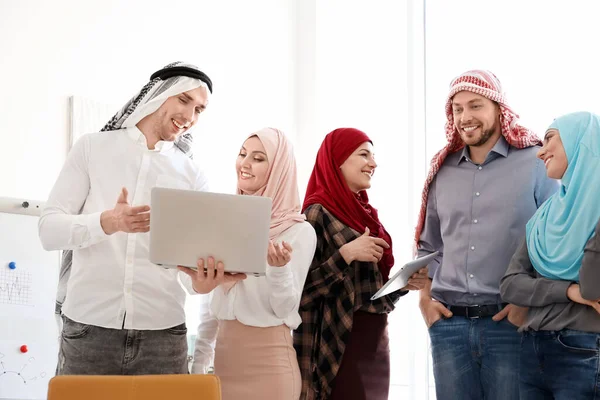 Funcionários Escritório Muçulmanos Roupas Tradicionais Que Têm Reunião Negócios Dentro — Fotografia de Stock