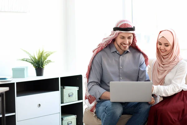 Muslimischer Geschäftsmann Mit Mitarbeiter Amt — Stockfoto