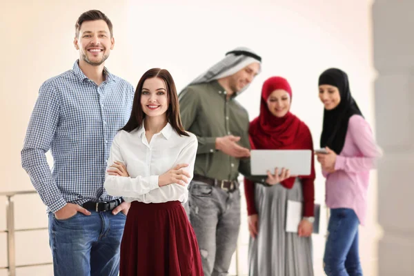 Büroangestellte Und Ihre Muslimischen Kollegen Büro — Stockfoto