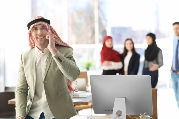 传统服饰中的穆斯林商人在工作场所电话交谈 — 图库照片