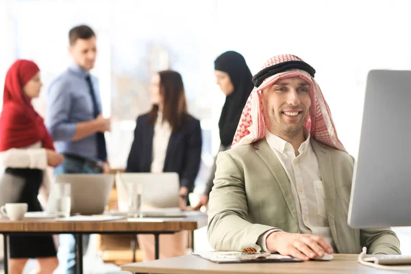 Hombre Negocios Musulmán Ropa Tradicional Lugar Trabajo — Foto de Stock