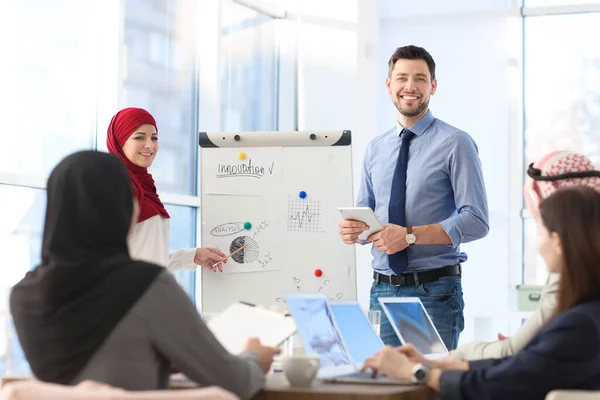 Mulher Negócios Muçulmana Seu Colega Trabalho Mostrando Apresentação Reunião — Fotografia de Stock