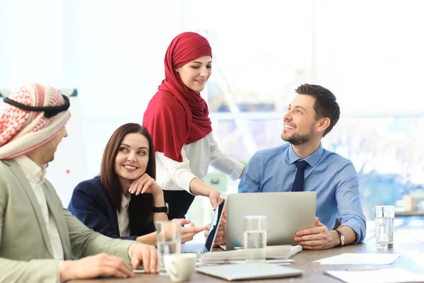Office Employees Muslim Coworkers Having Business Meeting Office — Stock Photo, Image