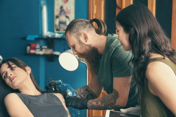 Profesjonalny Tatuażysta Uczy Stażystę Salonie Koncepcja Przygotowania Zawodowego — Zdjęcie stockowe
