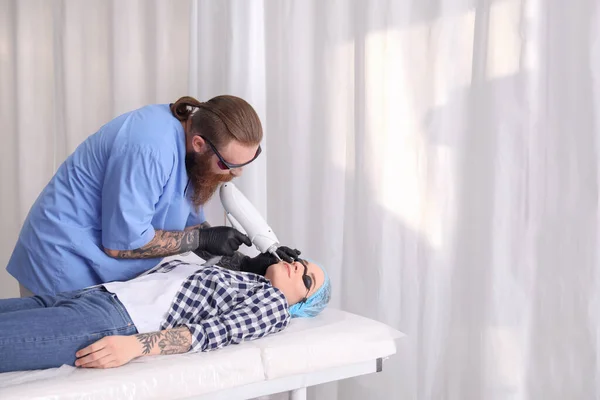 美容师与患者及专业纹身去除激光在沙龙中的应用 — 图库照片