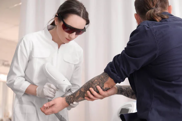 Cosmetoloog Met Patiënt Professionele Tatoeage Verwijderen Laser Salon — Stockfoto