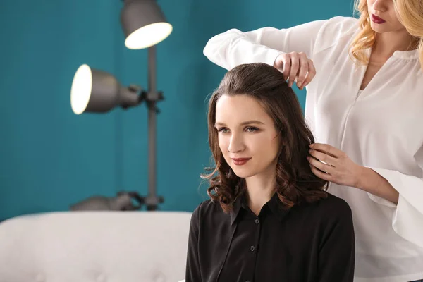 Cabeleireiro Profissional Trabalhando Com Cliente Salão — Fotografia de Stock