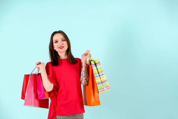 Mooie Jonge Vrouw Met Boodschappentassen Kleur Achtergrond — Stockfoto