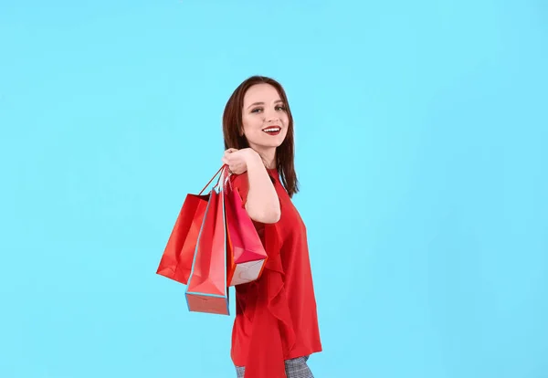 Mooie Jonge Vrouw Met Boodschappentassen Kleur Achtergrond — Stockfoto