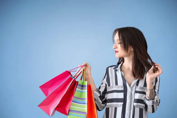 Mooie Jonge Vrouw Met Boodschappentassen Kleur Achtergrond — Stockfoto