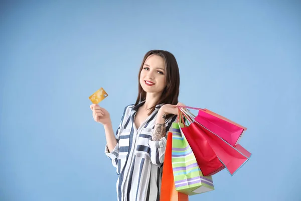 Mooie Jonge Vrouw Met Boodschappentassen Credit Card Kleur Achtergrond — Stockfoto