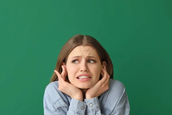 Mujer Joven Que Sufre Ruido Fuerte Fondo Color —  Fotos de Stock