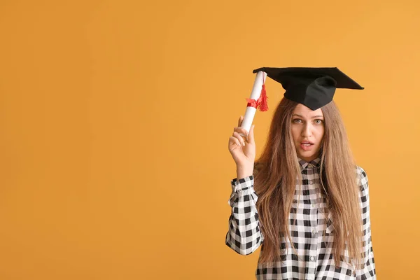 Překvapená Žena Absolvující Student Diplomem Barevném Pozadí — Stock fotografie