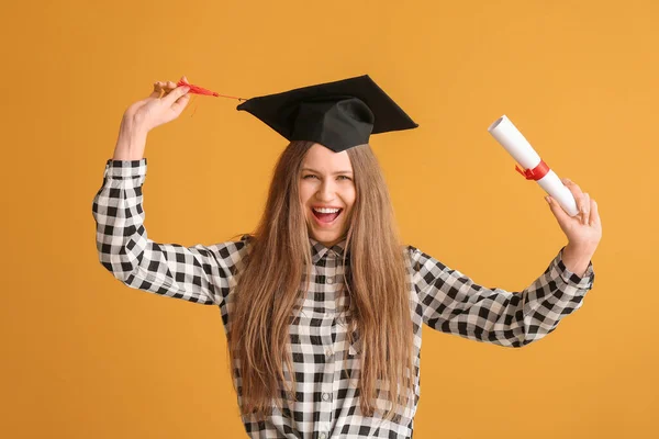 Glad Kvinna Examen Student Med Diplom Färg Bakgrund — Stockfoto