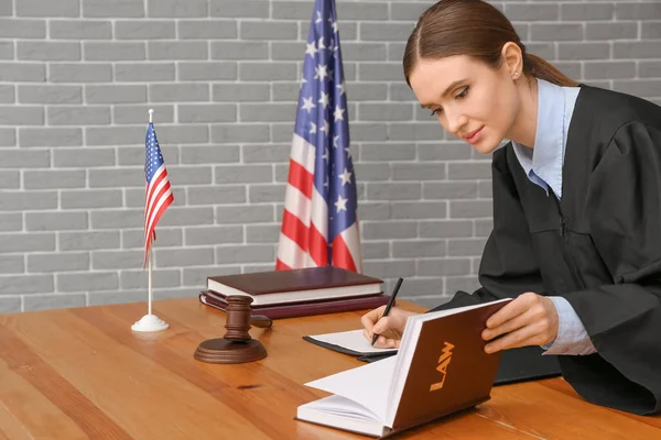 Female Judge Table Courtroom — Stock Photo, Image