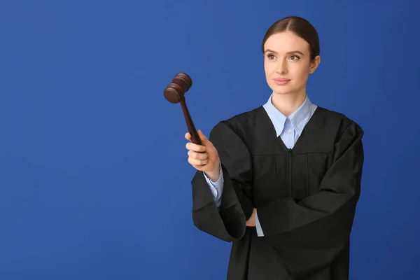 Weibliche Richterin Auf Farbigem Hintergrund — Stockfoto