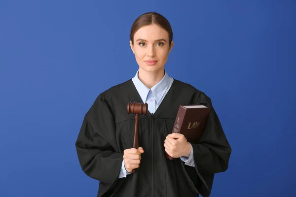 Renk Arkaplanı Kitabı Olan Kadın Yargıç — Stok fotoğraf