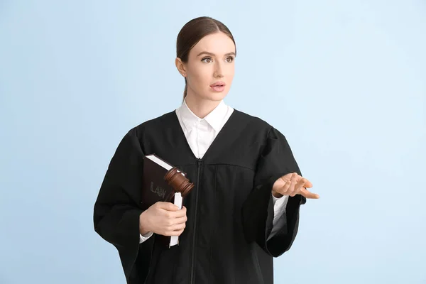 Hafif Arkaplan Üzerine Kitabı Olan Kadın Yargıç — Stok fotoğraf