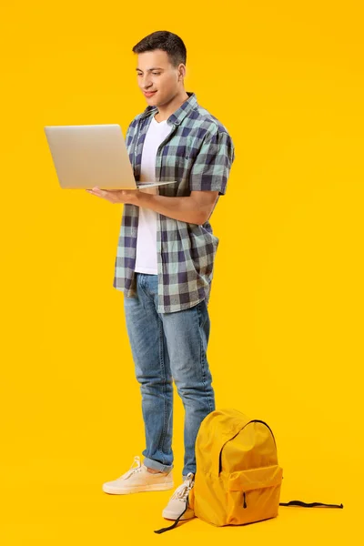 Man Student Med Bärbar Dator Färg Bakgrund — Stockfoto