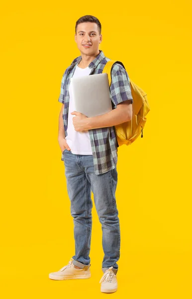 Estudiante Masculino Con Portátil Sobre Fondo Color — Foto de Stock