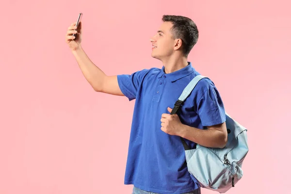 Retrato Estudante Sexo Masculino Tomando Selfie Fundo Cor — Fotografia de Stock