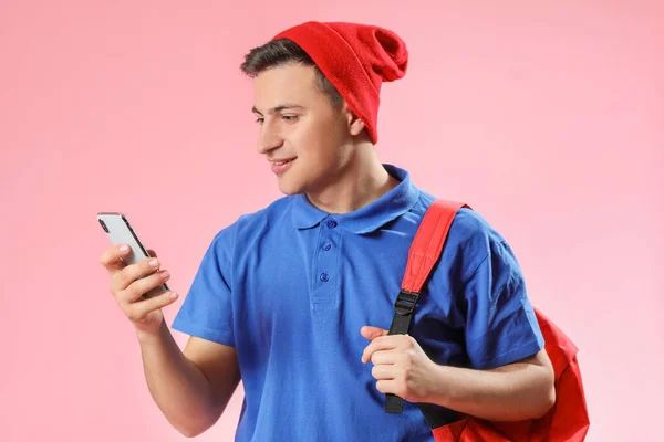 Porträt Eines Männlichen Studenten Mit Handy Auf Farbigem Hintergrund — Stockfoto