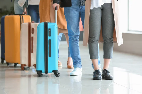 Gente Esperando Fila Aeropuerto — Foto de Stock