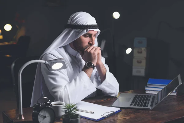 Empresario Árabe Trabajando Oficina Hasta Tarde Noche — Foto de Stock