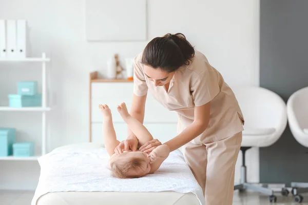 Tıp Merkezinde Şirin Bir Bebekle Çalışan Masaj Terapisti — Stok fotoğraf