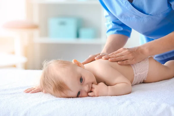 Masajista Trabajando Con Lindo Bebé Centro Médico — Foto de Stock