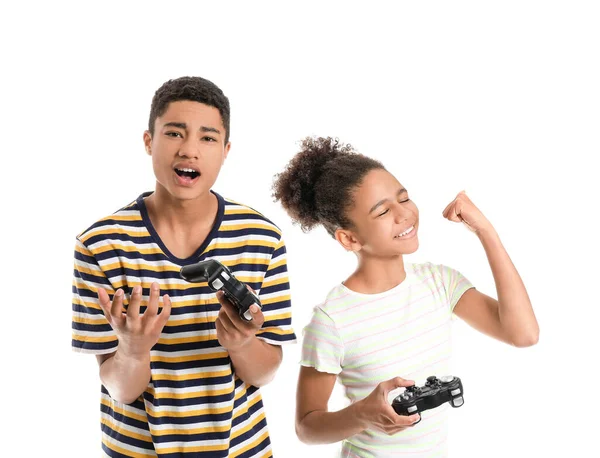 アフリカ系アメリカ人のティーンエイジャーが白い背景でビデオゲームをプレイ — ストック写真