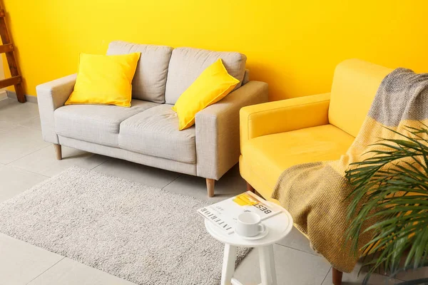 Interieur Des Modernen Zimmers Mit Bequemem Sofa — Stockfoto