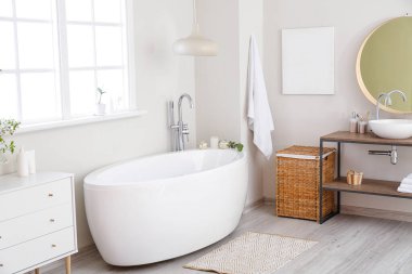 Işıl ışıl modern banyo.