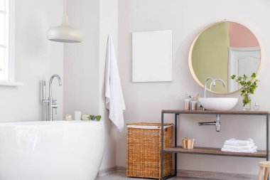 Işıl ışıl modern banyo.