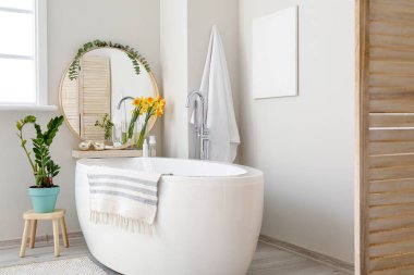 Banyo içi taze çiçeklerle dolu.