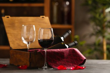 Masada şarap şişeleri ve bardaklar var.