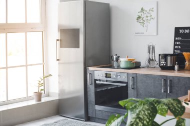 Buzdolabı olan modern mutfağın içi.