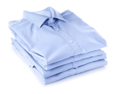 Beyaz arka plan temiz elbise yığını