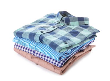 Beyaz arka plan temiz elbise yığını