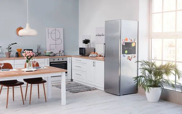 Interieur Van Moderne Keuken Met Koelkast — Stockfoto