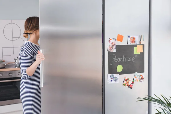 Mujer Joven Abriendo Refrigerador Cocina — Foto de Stock